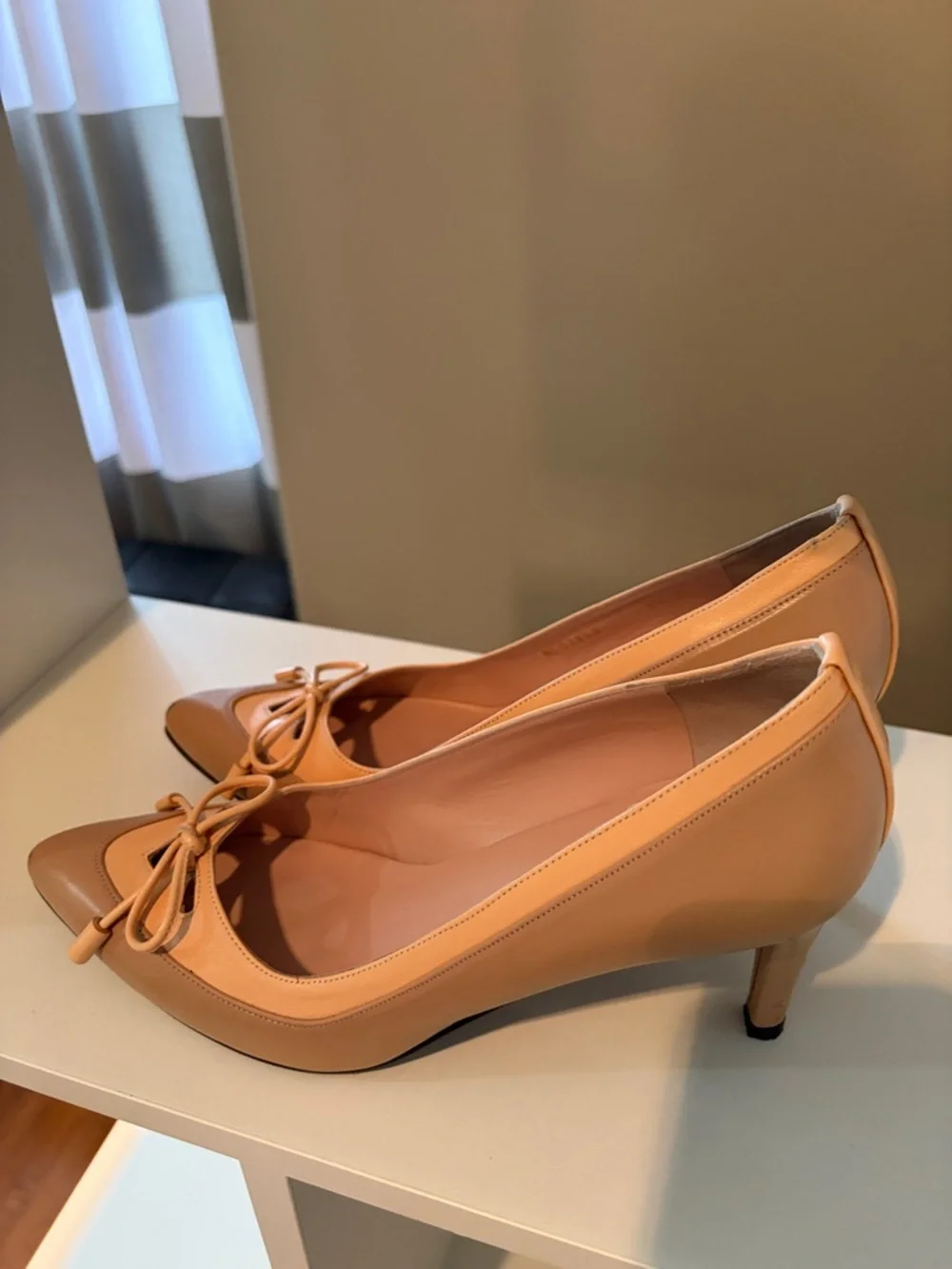 Stuart Weitzman Beige Pointed Toe Kitten Heel Pumps with Bow - Picture 5 of 8